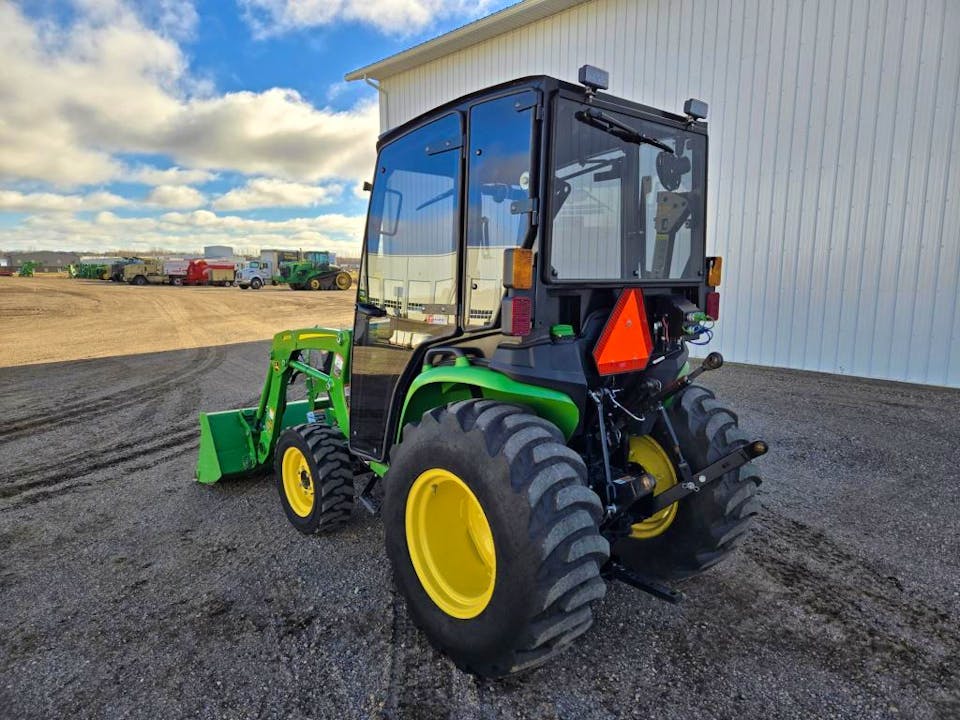 John Deere 300-E – 2020 avec chargeur