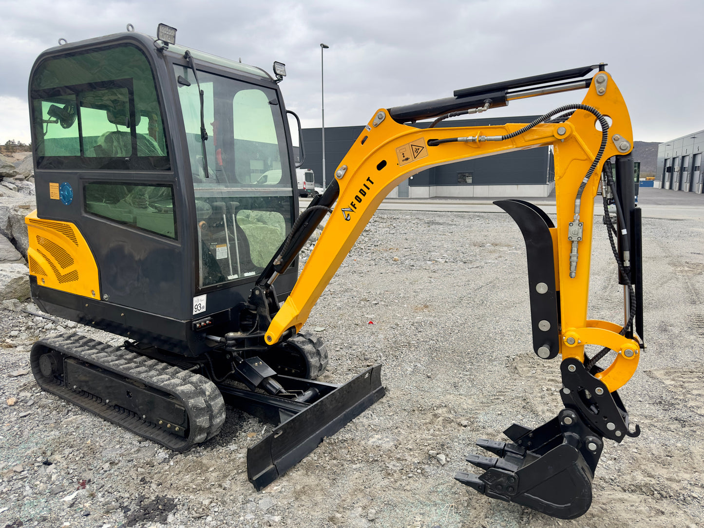 Mini pelle Fodit FT330 2025 2,5t 1h avec remorque et 3 godets.