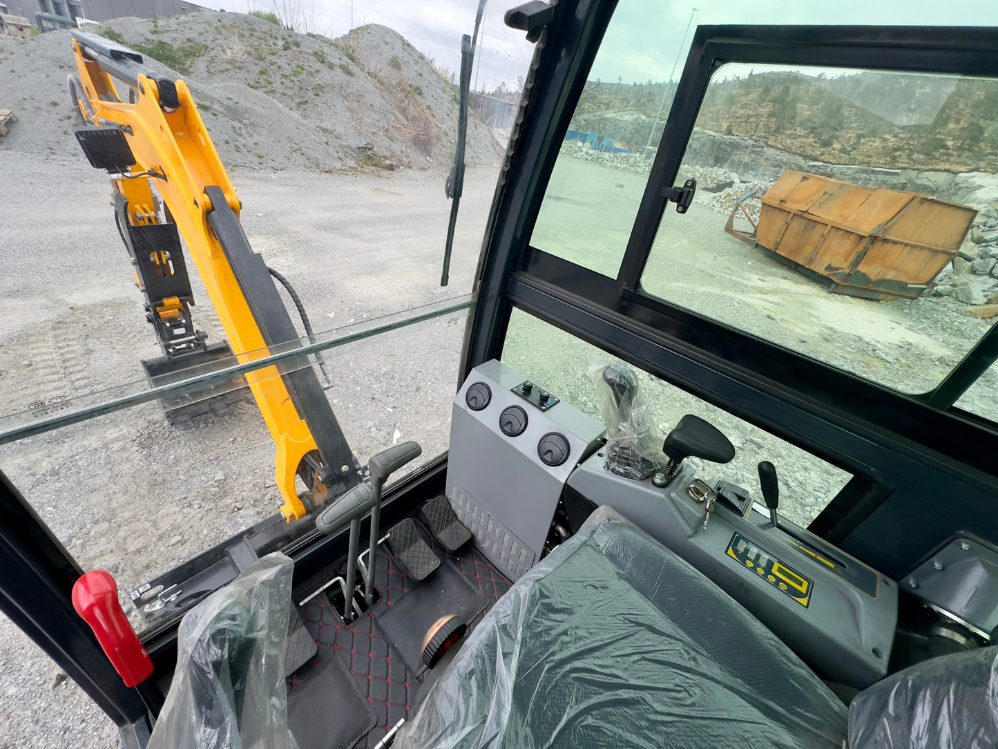 Mini pelle Fodit FT330 2025 2,5t 1h avec remorque et 3 godets.