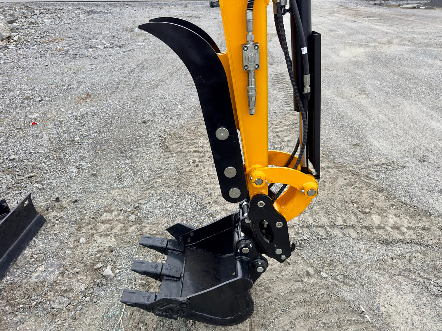 Mini pelle Fodit FT330 2025 2,5t 1h avec remorque et 3 godets.