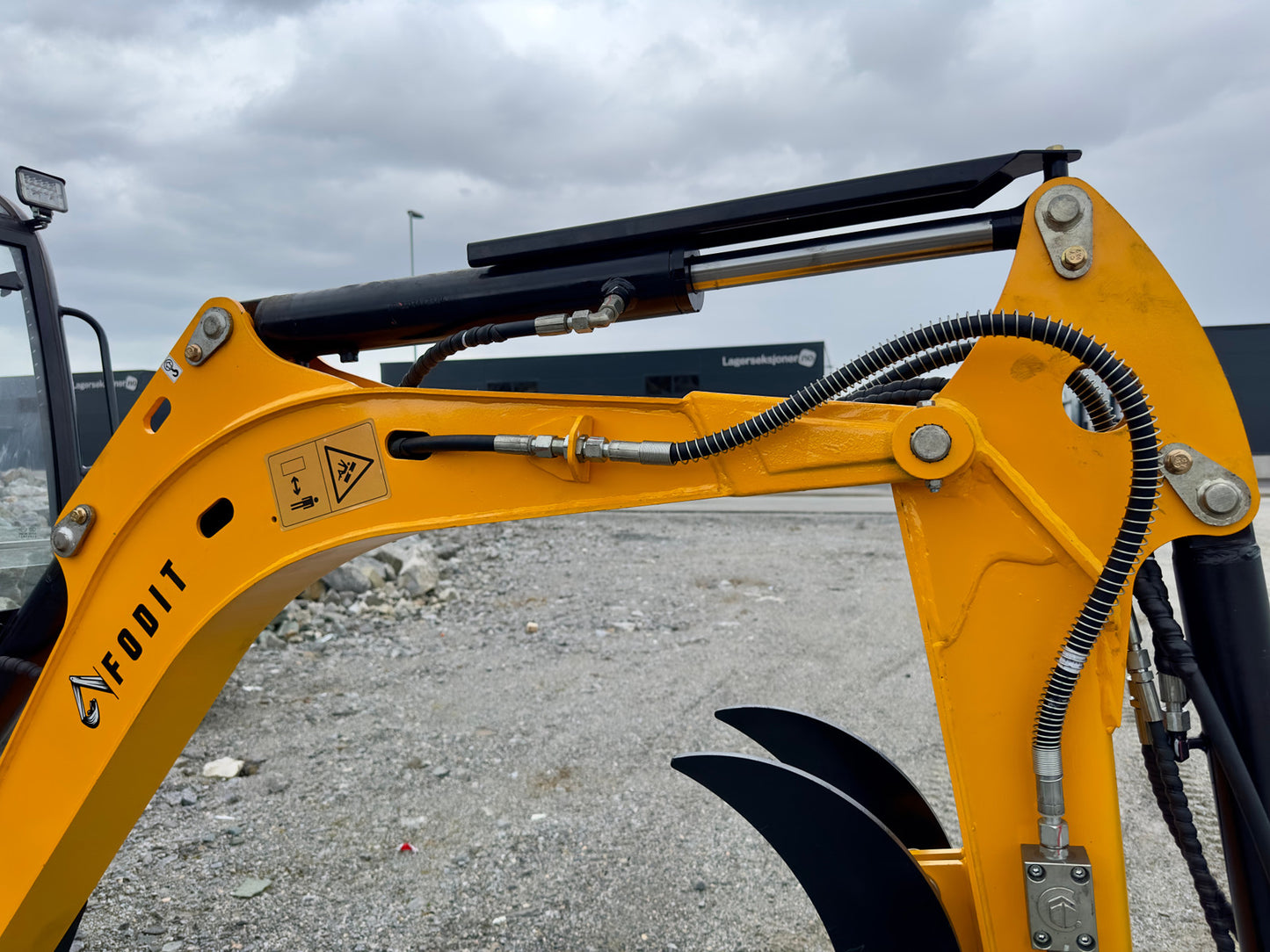 Mini pelle Fodit FT330 2025 2,5t 1h avec remorque et 3 godets.