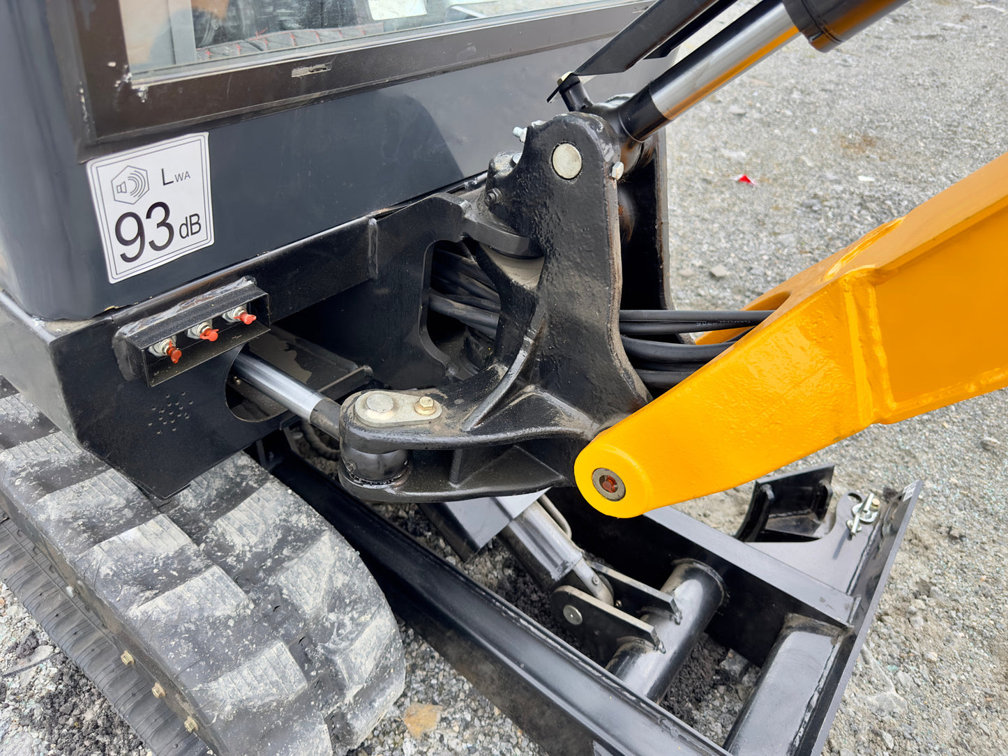 Mini pelle Fodit FT330 2025 2,5t 1h avec remorque et 3 godets.