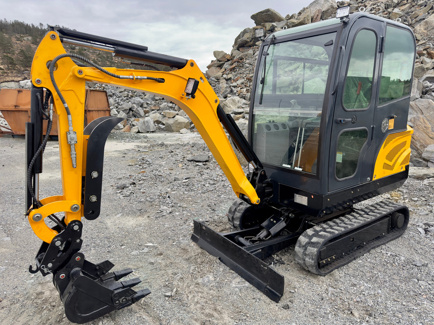 Mini pelle Fodit FT330 2025 2,5t 1h avec remorque et 3 godets.