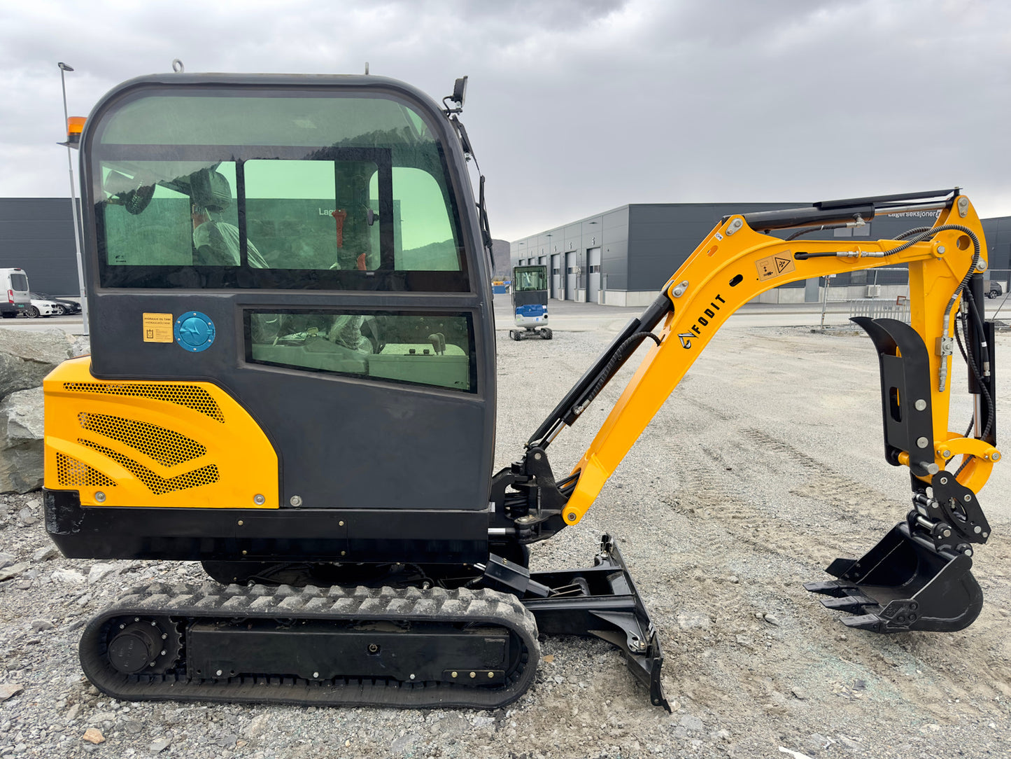 Mini pelle Fodit FT330 2025 2,5t 1h avec remorque et 3 godets.