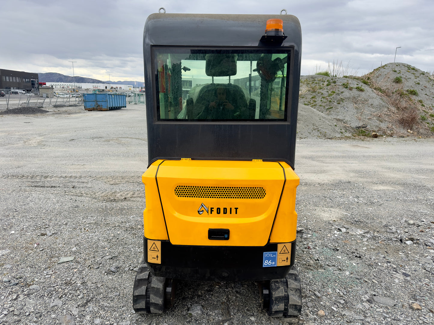 Mini pelle Fodit FT330 2025 2,5t 1h avec remorque et 3 godets.