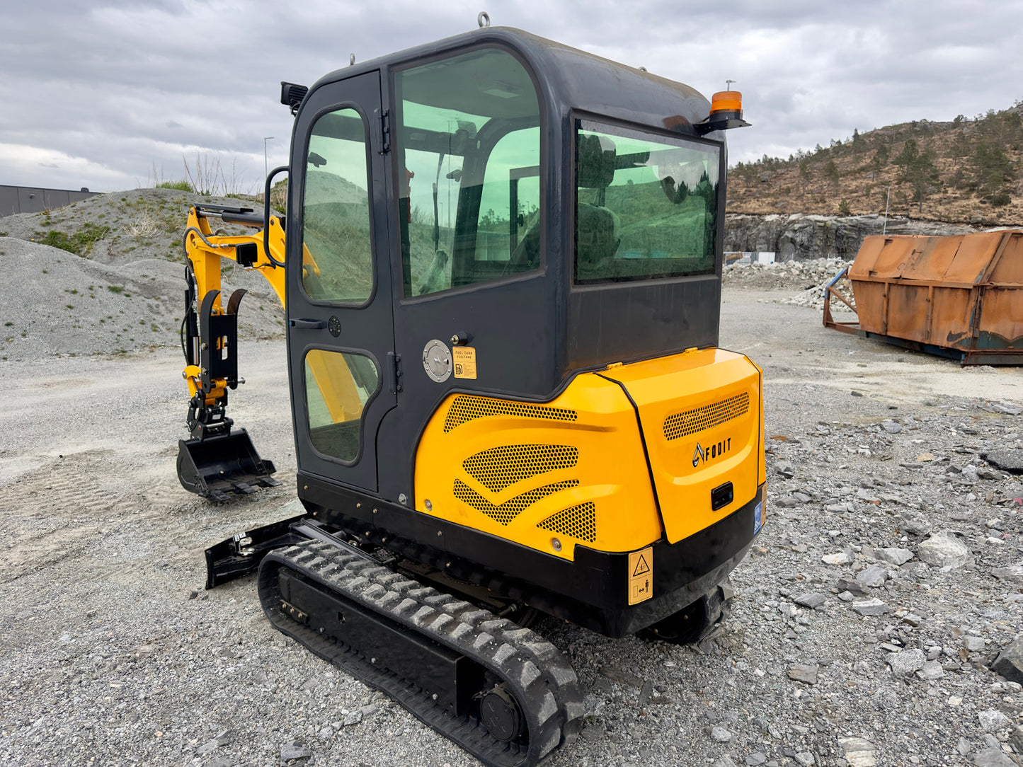 Mini pelle Fodit FT330 2025 2,5t 1h avec remorque et 3 godets.