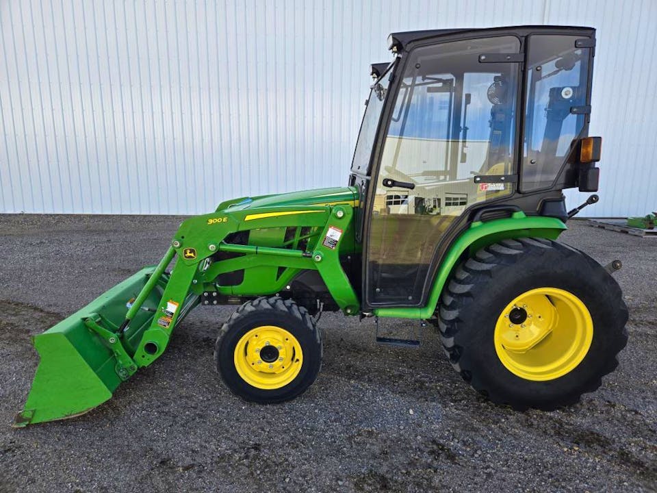 John Deere 300-E – 2020 avec chargeur