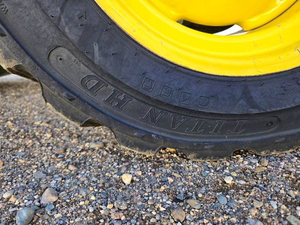John Deere 300-E – 2020 avec chargeur