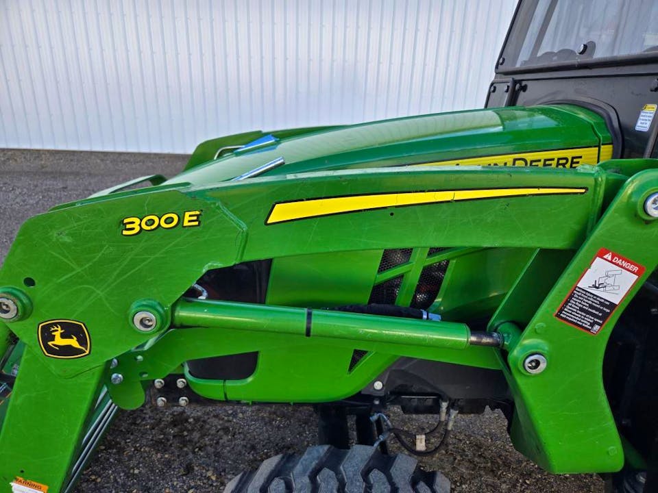 John Deere 300-E – 2020 avec chargeur