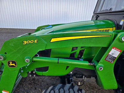 John Deere 300-E – 2020 avec chargeur