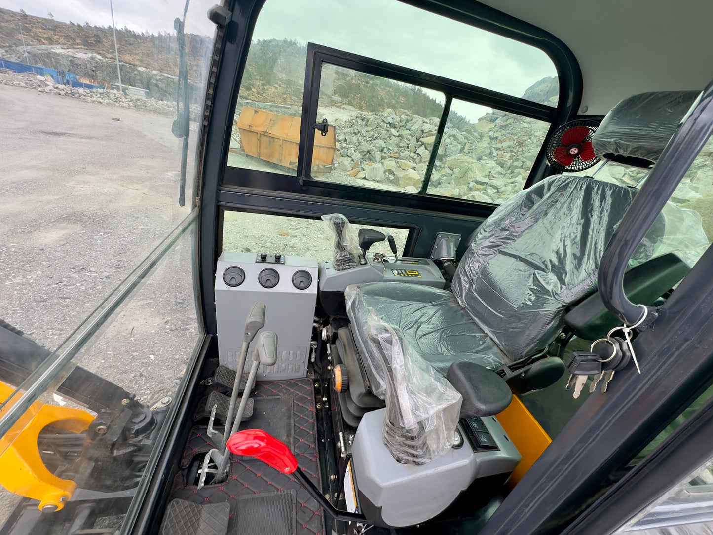 Mini pelle Fodit FT330 2025 2,5t 1h avec remorque et 3 godets.