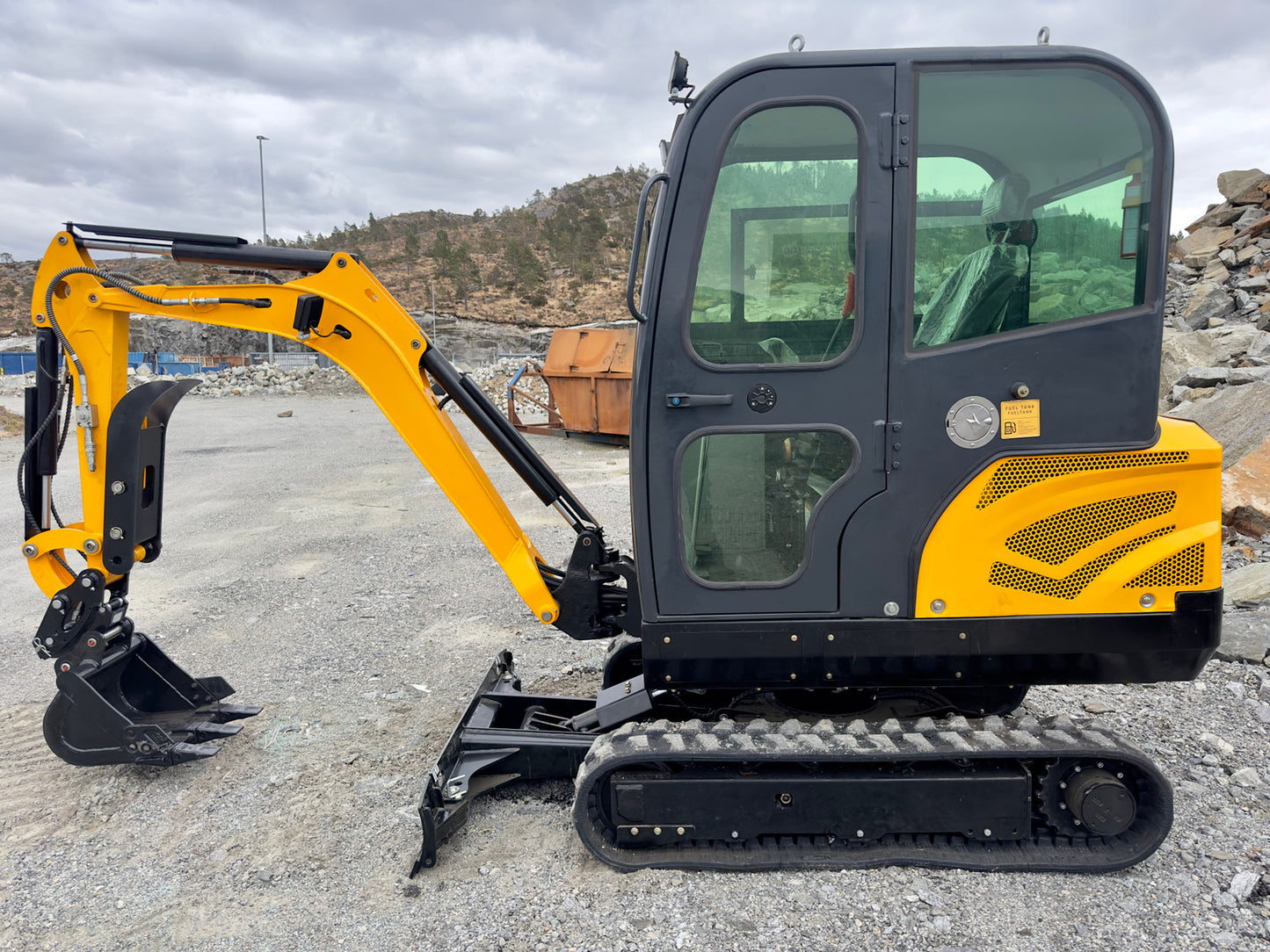 Mini pelle Fodit FT330 2025 2,5t 1h avec remorque et 3 godets.