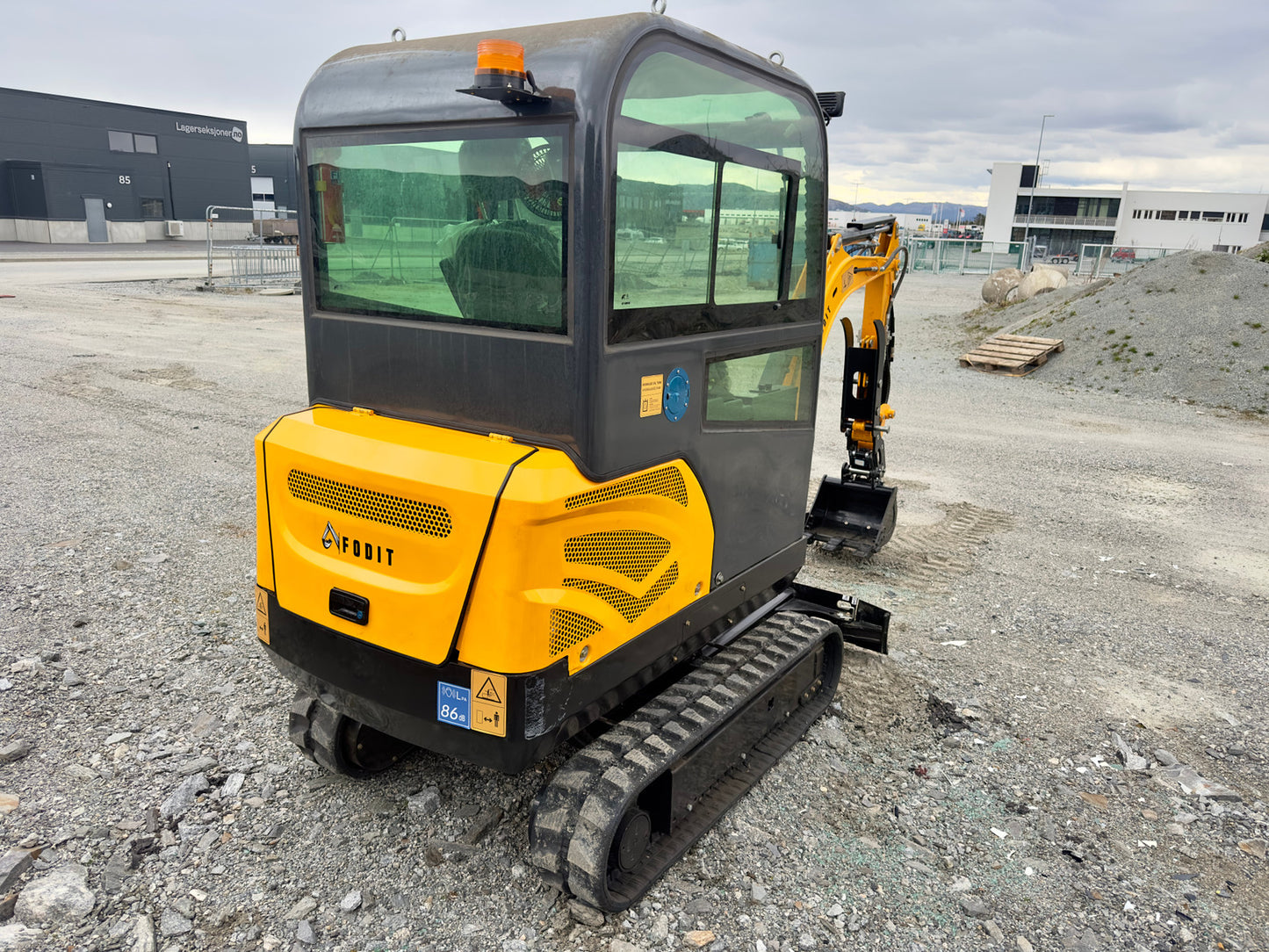 Mini pelle Fodit FT330 2025 2,5t 1h avec remorque et 3 godets.
